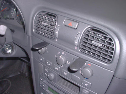 Brodit Extra-strength ProClip 213414 voor Volvo V40 2001-2003 en Volvo S40 2001-2003 - montagepositie op dashboard