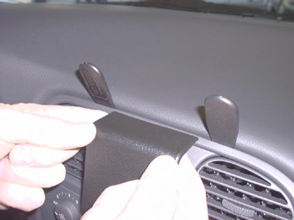 Brodit Extra-strength ProClip 213414 voor Volvo V40 2001-2003 en Volvo S40 2001-2003 - detail van dashboardmontage