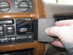 Brodit Extra-strength ProClip 213464 voor Chevrolet Van 1996-2002, Chevrolet Express 1996-2002 e.a. - detail van dashboardmontage