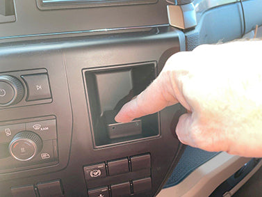 Brodit ProClip 213577 voor MAN TGX 2020-2026 en MAN TGS 2020-2026 - detail van dashboardmontage