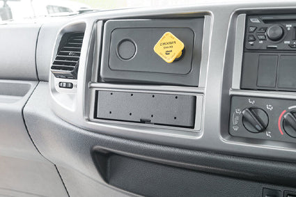 Brodit ProClip 313528 voor Hino 300-series 2005-2023 en Hino 200-series 2005-2022 - detail van dashboardmontage