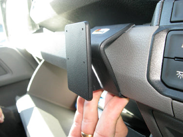 Brodit Extra-strength ProClip 313532 voor MAN TGE 2019-2024 en Volkswagen Crafter 2017-2024 - detail van dashboardmontage