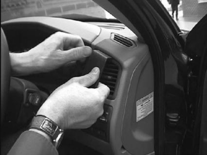 Brodit ProClip 602778 voor Volvo XC70 2000-2007, Volvo V70 N 2000-2008 en Volvo S60 2000-2010 - montagepositie op dashboard