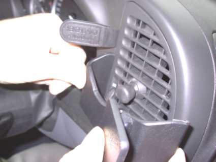 Brodit ProClip 603089 voor Saab 9-3 2003-2006 - montagepositie op dashboard