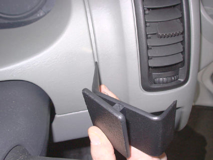 Brodit ProClip 603198 voor Nissan Primastar 2002-2014, Opel Vivaro 2002-2014 e.a. - montagepositie op dashboard