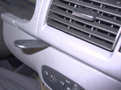 Brodit ProClip 603206 voor Ford Transit Connect 2003-2009 en Ford Tourneo Connect 2003-2009 - montagepositie op dashboard