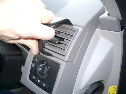 Brodit ProClip 603362 voor Volvo V50 2004-2012, Volvo S40 2004-2012 e.a. - montagepositie op dashboard