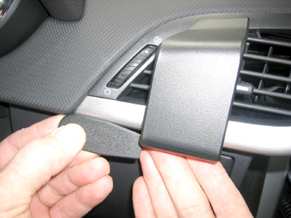 Brodit ProClip 603817 voor Peugeot 207 2006-2014 - montagepositie op dashboard