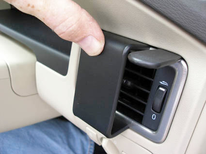 Brodit ProClip 603872 voor Volvo XC70 2008-2011, Volvo V70 II 2008-2011 en Volvo S80 2007-2011 - detail van dashboardmontage