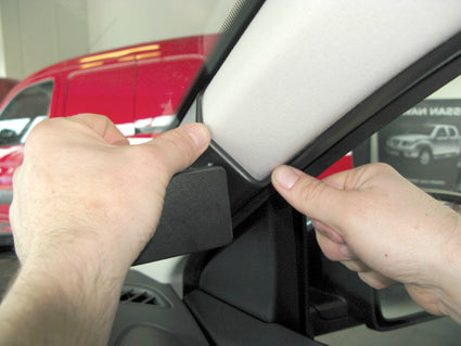 Brodit ProClip 604171 voor Nissan Qashqai +2 2009-2013 en Nissan Qashqai 2007-2013 - detail van dashboardmontage