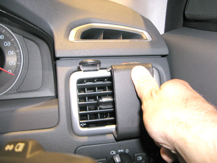 Brodit ProClip 604674 voor Volvo XC70 2012-2016, Volvo V70 II 2012-2016 en Volvo S80 2012-2016 - detail van dashboardmontage