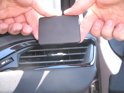 Brodit ProClip 604765 voor Peugeot 208 2012-2019 en Peugeot 2008 2014-2019 - detail van dashboardmontage