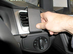 Brodit ProClip 604855 voor Volkswagen Golf VII Wagon 2013-2020, Volkswagen Golf VII Variant 2013-2020 e.a. - detail van dashboardmontage