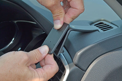 Brodit ProClip 605011 voor Nissan X-Trail 2014-2021 en Nissan Qashqai 2014-2021 - detail van dashboardmontage