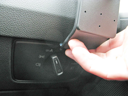 Brodit ProClip 605070 voor Volkswagen Passat Alltrack 2016-2023, Volkswagen Passat 2015-2023 en Volkswagen Arteon 2017-2026 - montagepositie op dashboard