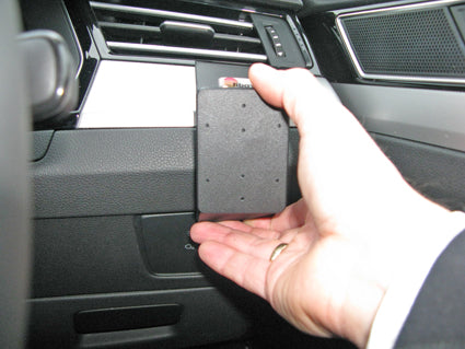 Brodit ProClip 605070 voor Volkswagen Passat Alltrack 2016-2023, Volkswagen Passat 2015-2023 en Volkswagen Arteon 2017-2026 - ProClip geplaatst in het voertuig