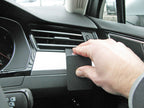 Brodit ProClip 605070 voor Volkswagen Passat Alltrack 2016-2023, Volkswagen Passat 2015-2023 en Volkswagen Arteon 2017-2026 - detail van dashboardmontage