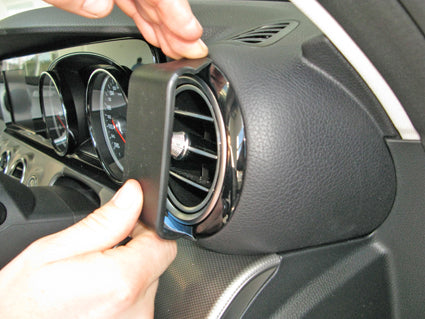 Brodit ProClip 605208 voor Mercedes Benz E-Class, Stationwagon 2017-2023, Mercedes Benz E-Class, Sedan 2017-2023 en Mercedes Benz E-Class, Coupé 2018-2023 - detail van dashboardmontage