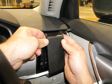 Brodit ProClip 605308 voor Volvo V90 2017-2026 en Volvo S90 2017-2025 - detail van dashboardmontage