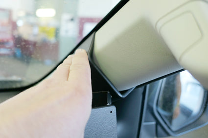 Brodit ProClip 605524 voor Mitsubishi Triton 2019-2024, Mitsubishi Pajero Sport 2017-2024 en Mitsubishi L200 2020-2024 - detail van dashboardmontage