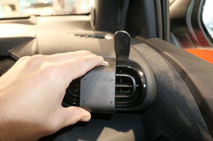 Brodit ProClip 605638 voor Toyota Yaris Cross 2020-2026 en Toyota Yaris 2021-2026 - montagepositie op dashboard
