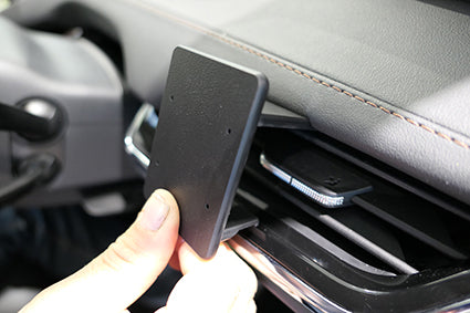 Brodit ProClip 605680 voor Skoda Enyaq IV 2021-2026 en Skoda Elroq 2025-2026 - montagepositie op dashboard
