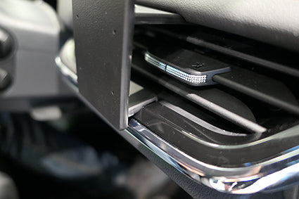 Brodit ProClip 605680 voor Skoda Enyaq IV 2021-2026 en Skoda Elroq 2025-2026 - detail van dashboardmontage