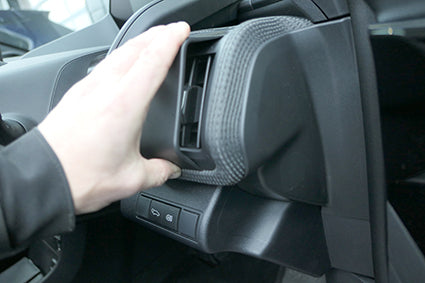 Brodit ProClip 605818 voor Subaru Solterra 2023-2026 en Toyota bZ4X 2023-2025 - detail van dashboardmontage