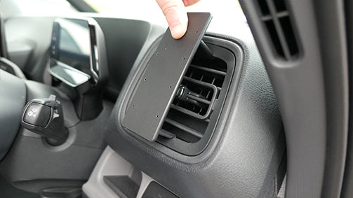 Brodit ProClip 606032 voor Volkswagen ID. Buzz Cargo 2023-2026 - detail van dashboardmontage