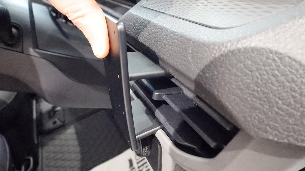 Brodit ProClip 606240 voor Ford Transit Custom 2024-2026 en Volkswagen T7 Transporter/Pickup 2025-2026 - detail van dashboardmontage