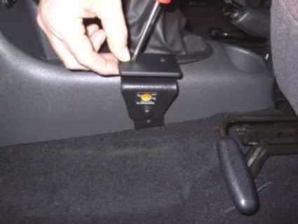Brodit ProClip 630510 voor Ford Galaxy 1995-2000, Ford Fiesta 1996-2001 e.a. - detail van dashboardmontage