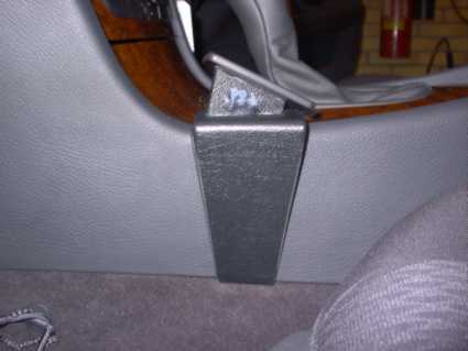 Brodit ProClip 633042 voor Mercedes Benz E-Class, Stationwagon 2003-2009, Mercedes Benz E-Class, Sedan 2002-2008 en Mercedes Benz E-Class, Coupé 2002-2009 - detail van dashboardmontage
