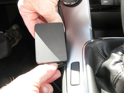 Brodit ProClip 634350 voor Chevrolet Cruze 2009-2014 en Holden Cruze 2009-2015 - montagepositie op dashboard