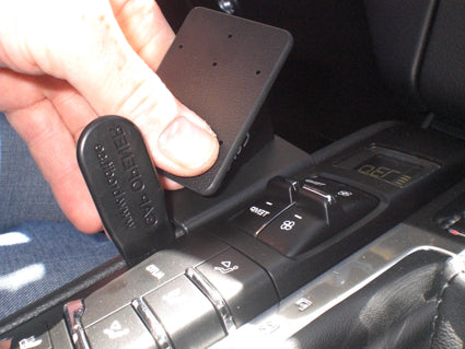 Brodit ProClip 635013 voor Porsche Macan 2015-2026 - montagepositie op dashboard