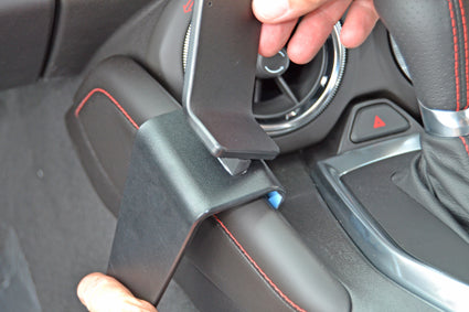 Brodit ProClip 635232 voor Chevrolet Camaro 2016-2024 en Holden Camaro 2016-2020 - montagepositie op dashboard