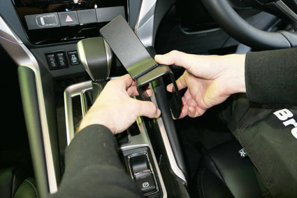Brodit ProClip 635525 voor Mitsubishi Pajero Sport 2017-2024 - montagepositie op dashboard
