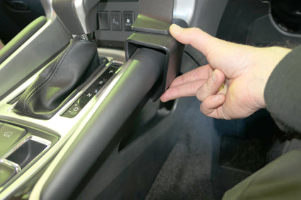 Brodit ProClip 635525 voor Mitsubishi Pajero Sport 2017-2024 - detail van dashboardmontage