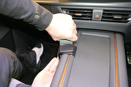 Brodit ProClip 635734 voor Cupra Born 2022-2026 en Seat Born 2022-2024 - detail van dashboardmontage