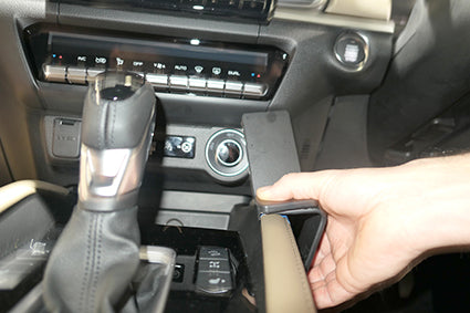 Brodit ProClip 635829 voor Mazda BT 50 2021-2023 - montagepositie op dashboard