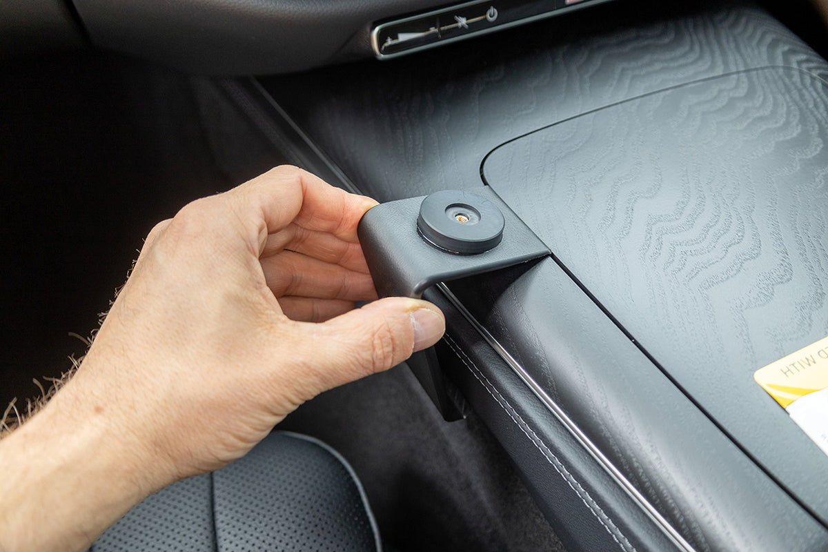 Brodit ProClip 636135 voor Mercedes Benz E-Class, Stationwagon 2024-2026 en Mercedes Benz E-Class, Sedan 2024-2026 - montagepositie op dashboard