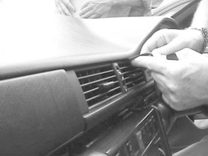 Brodit ProClip 652015 voor Mercedes Benz 124 (200-500E) 1986-1994 - detail van dashboardmontage