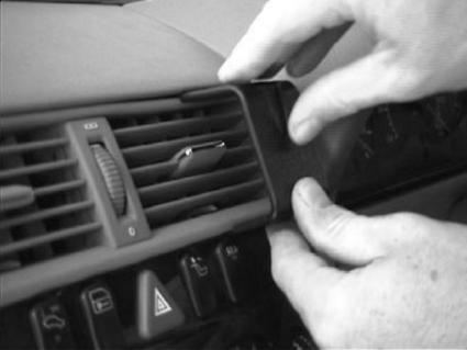 Brodit ProClip 652025 voor Mercedes Benz C-Class (180-320) 1993-1999 - ProClip geplaatst in het voertuig