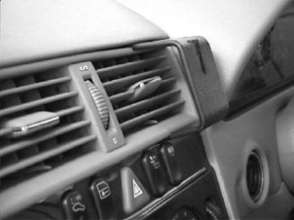 Brodit ProClip 652025 voor Mercedes Benz C-Class (180-320) 1993-1999 - detail van dashboardmontage