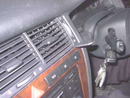 Brodit ProClip 652106 voor Audi S8 1994-2002 en Audi A8 1994-2002 - montagepositie op dashboard