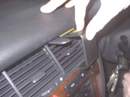 Brodit ProClip 652106 voor Audi S8 1994-2002 en Audi A8 1994-2002 - detail van dashboardmontage