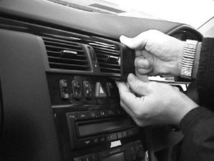 Brodit ProClip 652198 voor Mercedes Benz E-Class, Stationwagon 1995-2002, Mercedes Benz E-Class, Sedan 1995-2001 en Mercedes Benz E-Class, Coupé 1995-2001 - montagepositie op dashboard