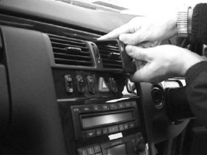 Brodit ProClip 652198 voor Mercedes Benz E-Class, Stationwagon 1995-2002, Mercedes Benz E-Class, Sedan 1995-2001 en Mercedes Benz E-Class, Coupé 1995-2001 - ProClip geplaatst in het voertuig