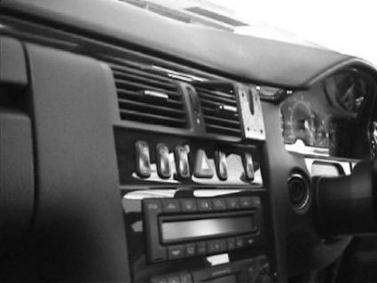 Brodit ProClip 652198 voor Mercedes Benz E-Class, Stationwagon 1995-2002, Mercedes Benz E-Class, Sedan 1995-2001 en Mercedes Benz E-Class, Coupé 1995-2001 - detail van dashboardmontage