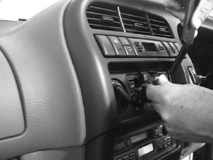 Brodit ProClip 652380 voor Holden Jackaroo 1997-2003, Isuzu Trooper 1997-2004 e.a. - montagepositie op dashboard