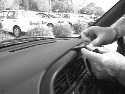 Brodit ProClip 652380 voor Holden Jackaroo 1997-2003, Isuzu Trooper 1997-2004 e.a. - detail van dashboardmontage